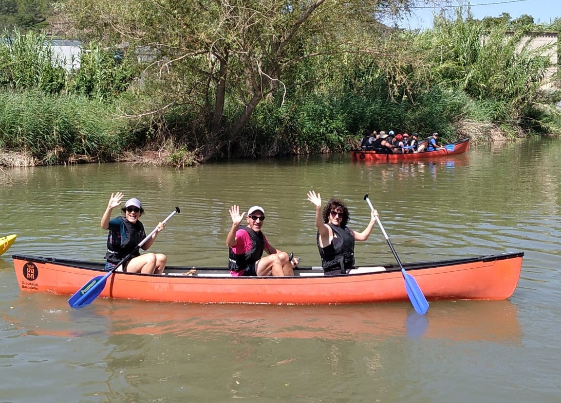 Més de 200 persones naveguen pel Llobregat amb canoes i caiacs