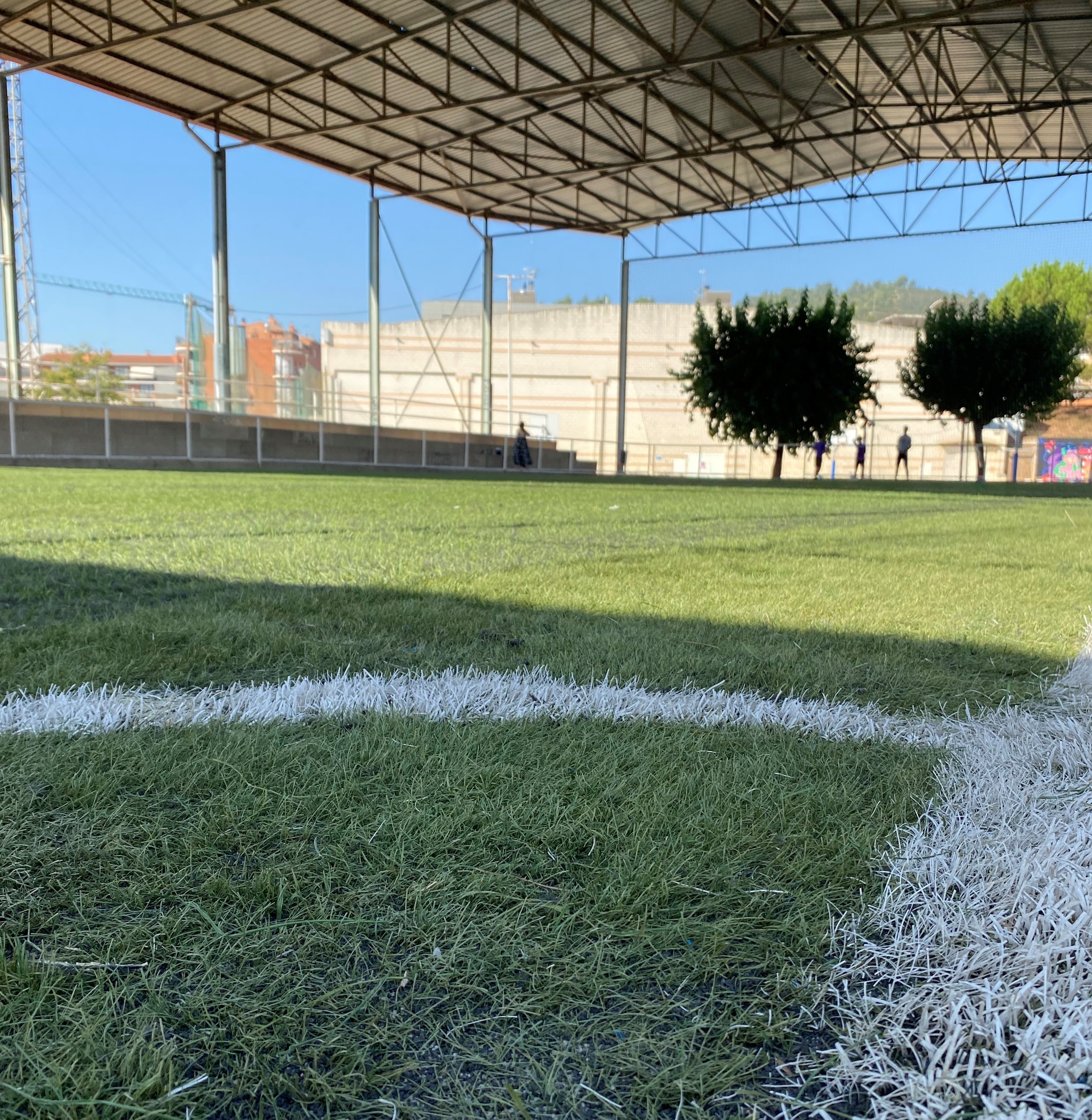 Sallent reutilitza l'antiga gespa del camp de futbol municipal 