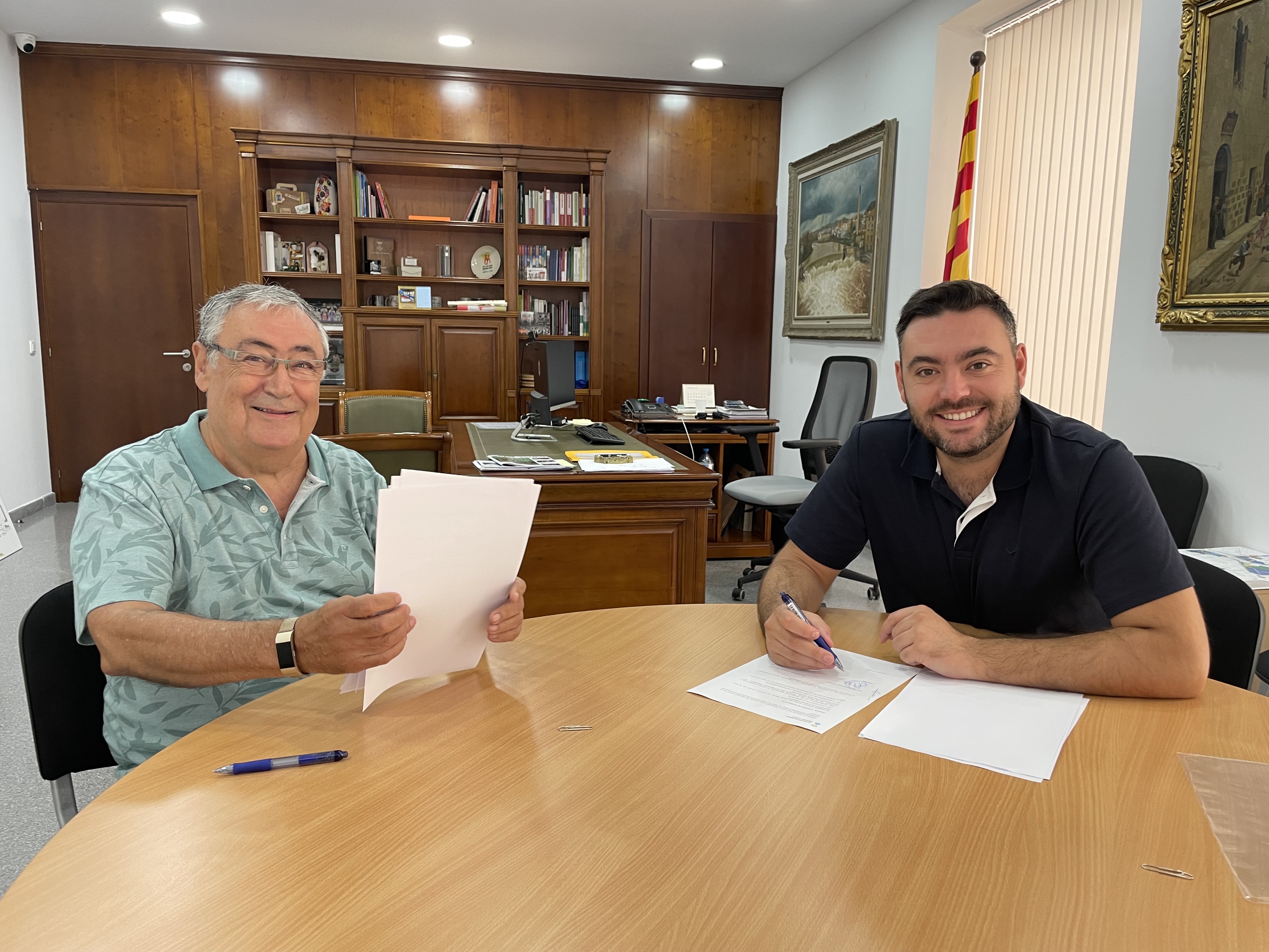 L??Ajuntament de Sallent i el Cercle Literari Sallentí renoven el conveni per a l??edició de l??Esparver