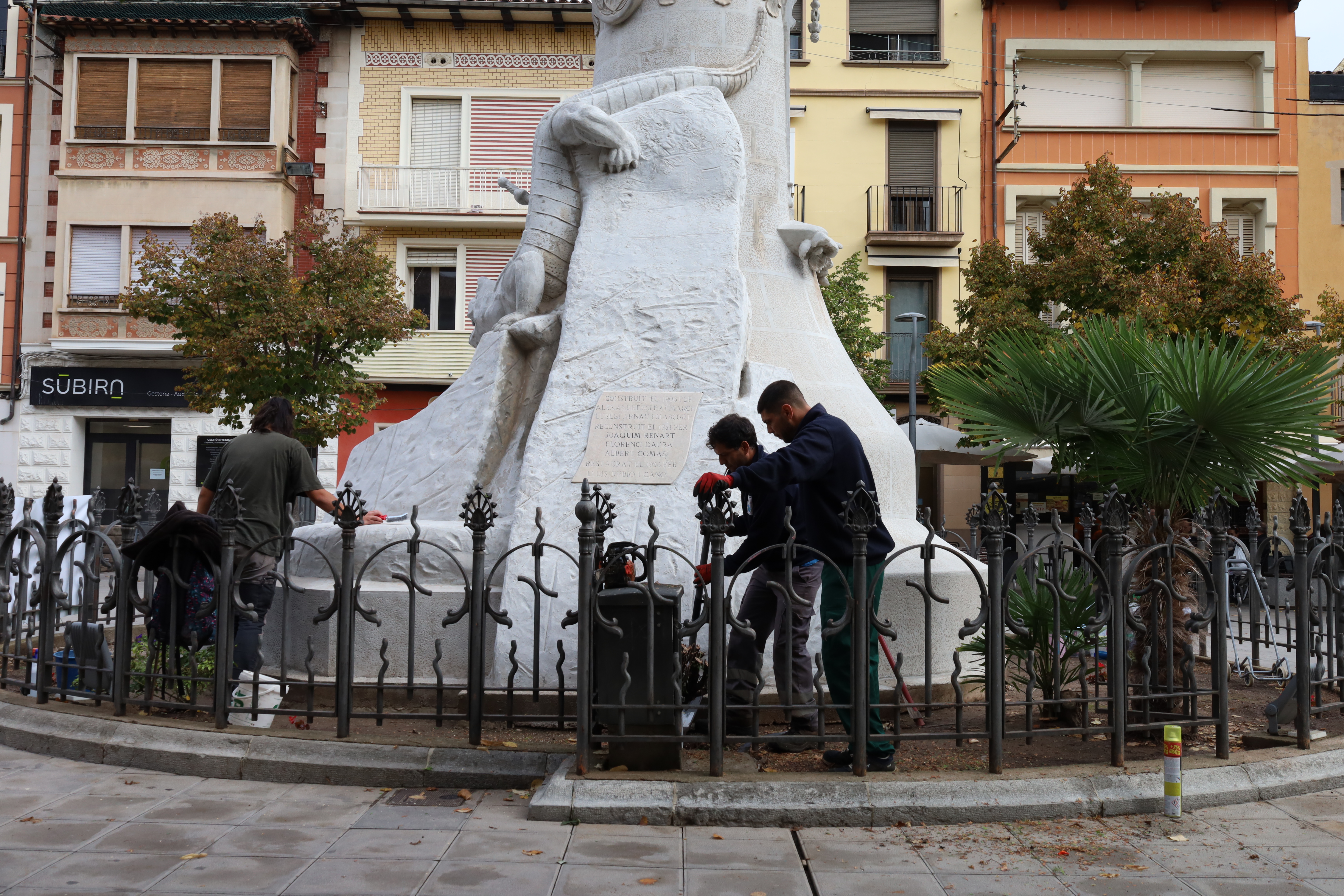 L'Ajuntament posa al dia l'enjardinat al voltant del monument a Sant Antoni Maria i Claret