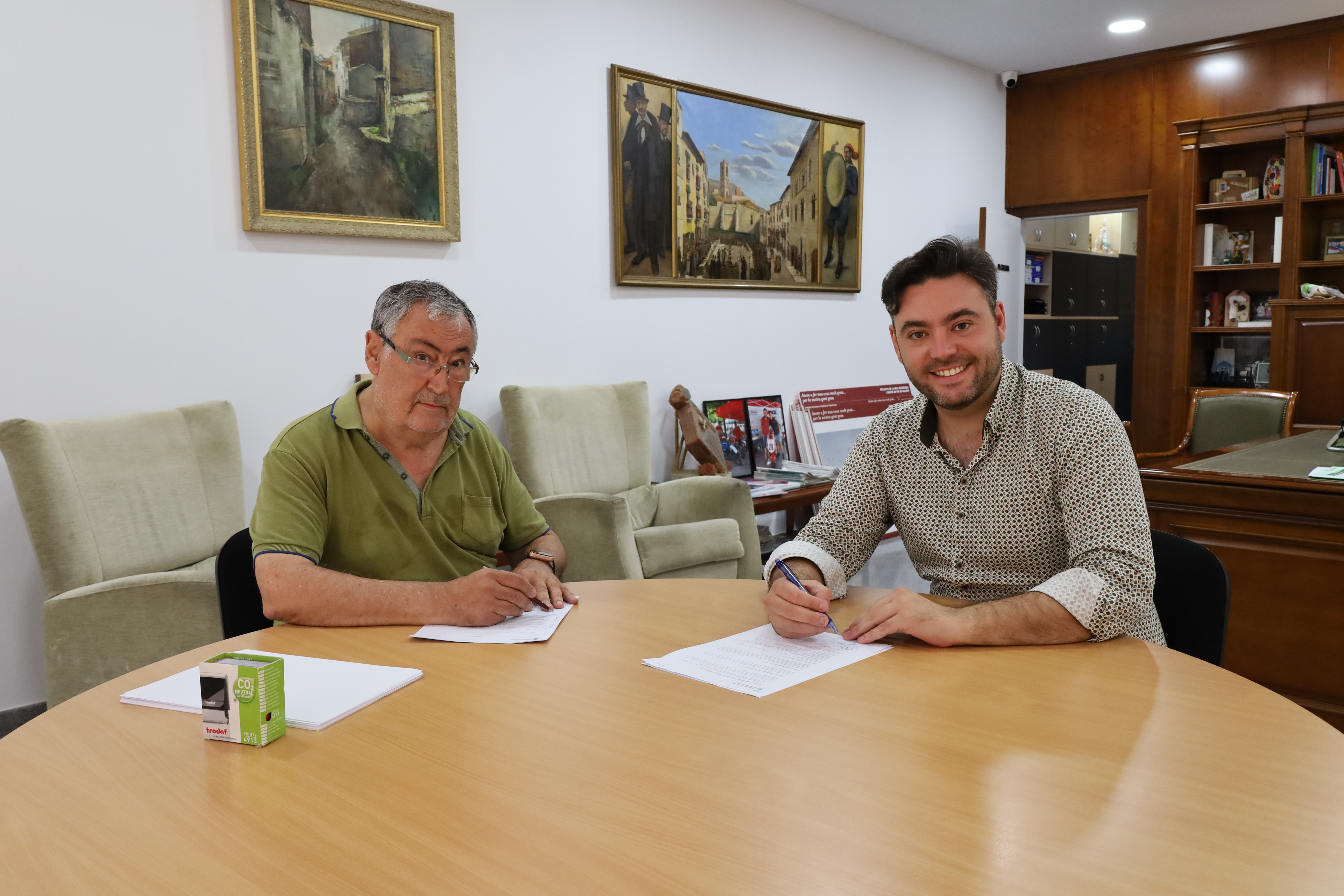 L'Ajuntament de Sallent i el Cercle Literari Sallent&iacute; renoven el conveni per a l'edici&oacute; de l'Esparver