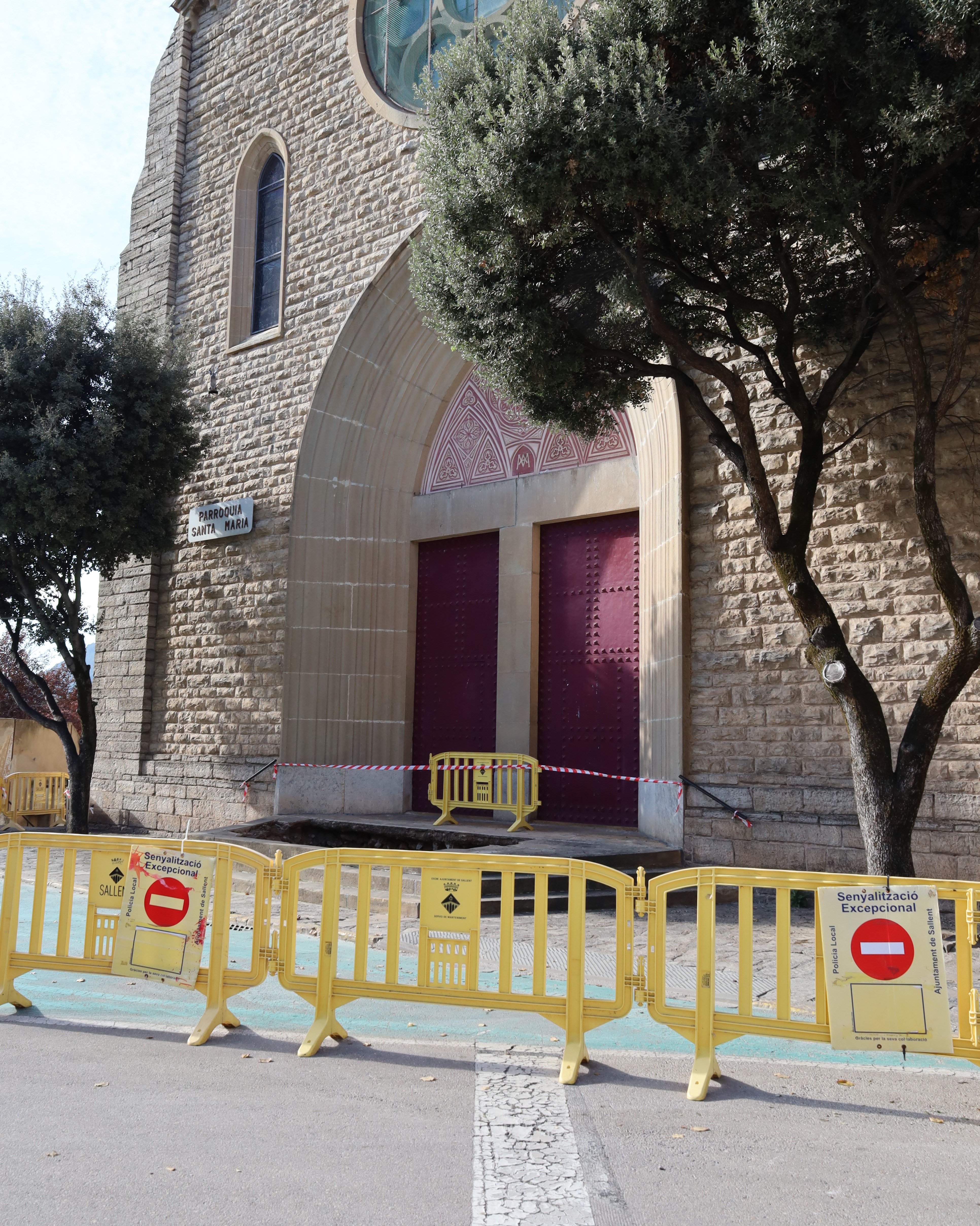 Esvoranc a les escales de l’Església de Santa Maria.