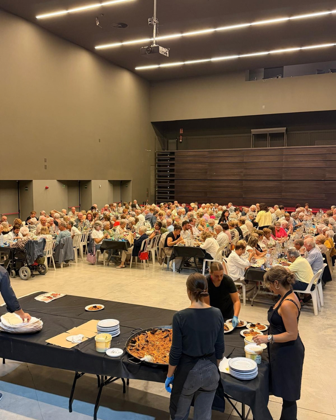 El Dinar de la Gent Gran reuneix 250 persones a F&agrave;brica Vella.