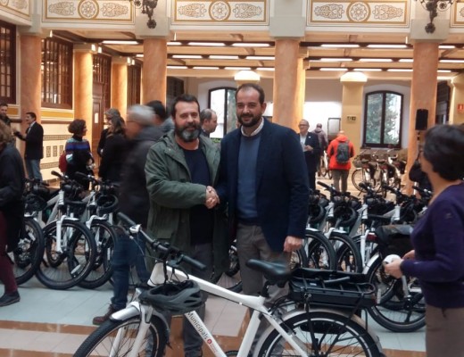 L'Ajuntament de Sallent rep una bicicleta elèctrica de la Diputació de Barcelona, que podran utilitzar els serveis municipals