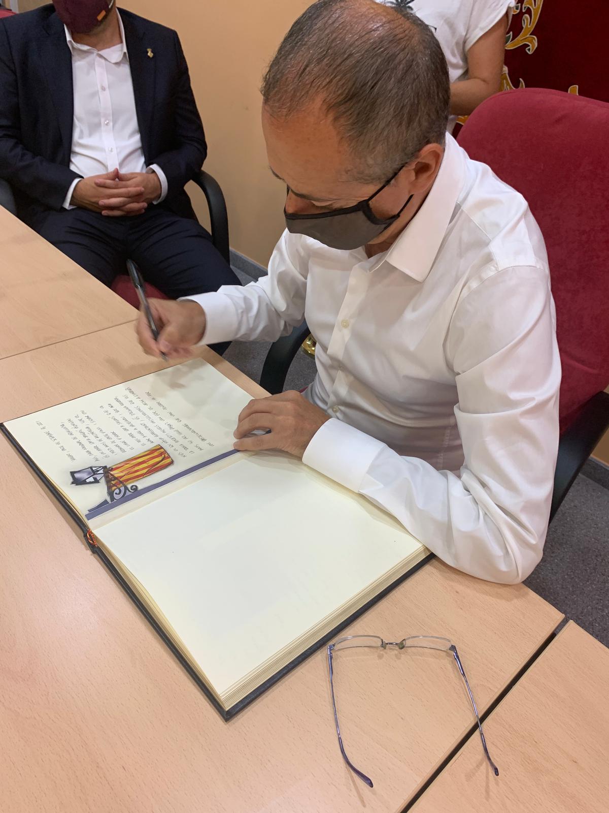 Domènec Orrit firmant el llibre d'honor de l'Ajuntament de Sallent