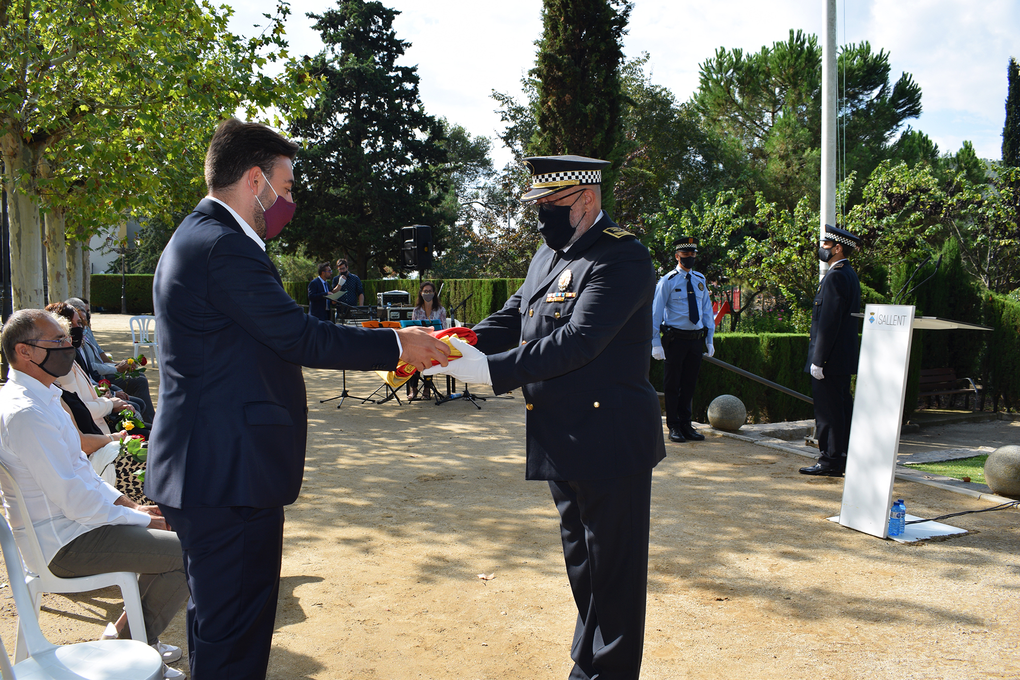 Moment de l'entrega de la senyera a l'alcalde Oriol Ribalta per part de la policia de Sallent