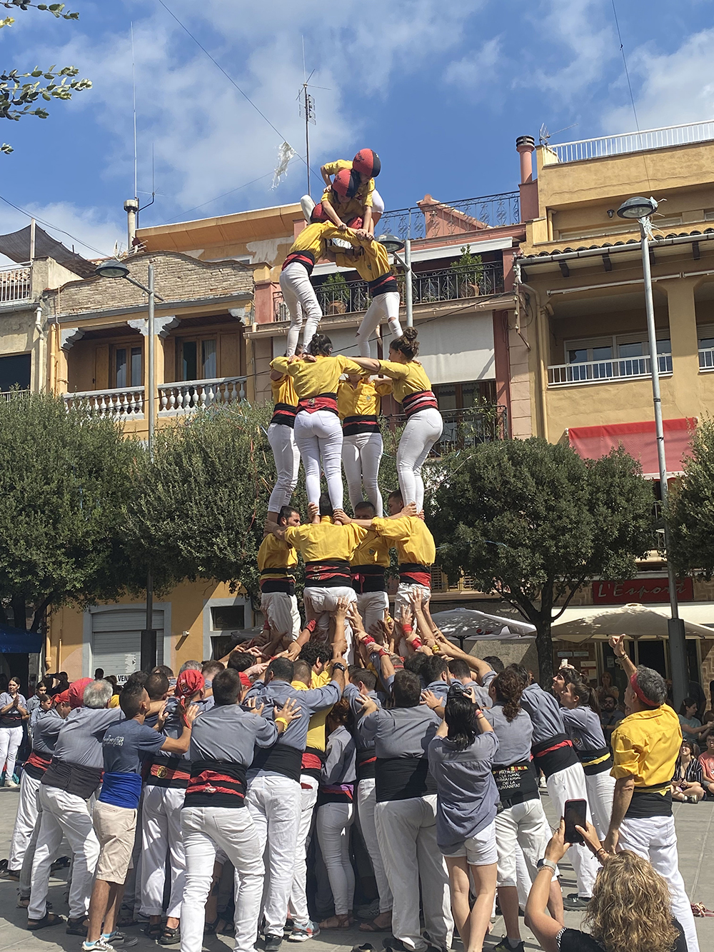 Actuació castellera a càrrec dels Castellers de Santpedor durant la Diada de Catalunya de 2022