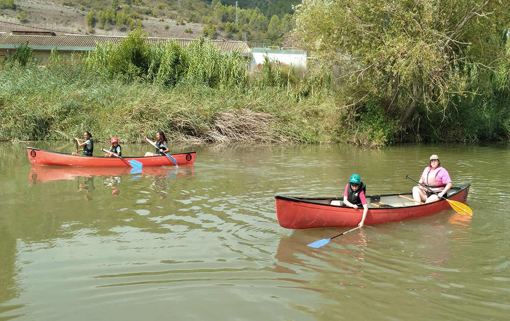 La jornada de canoes al riu Llobregat aplega més de 100 persones