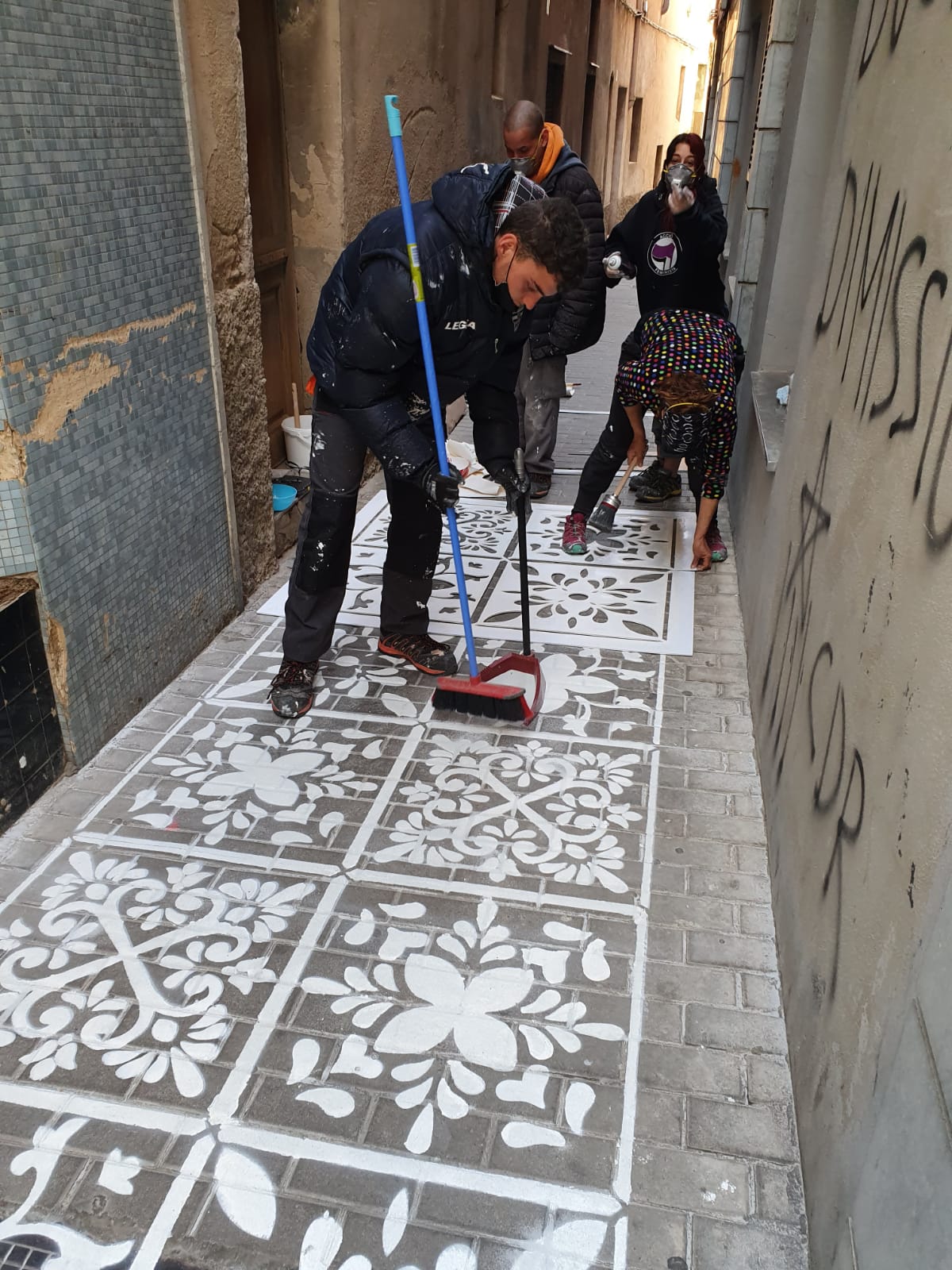 Els i les joves del programa Turn ON pinten el terra del carrer d'en Sendra