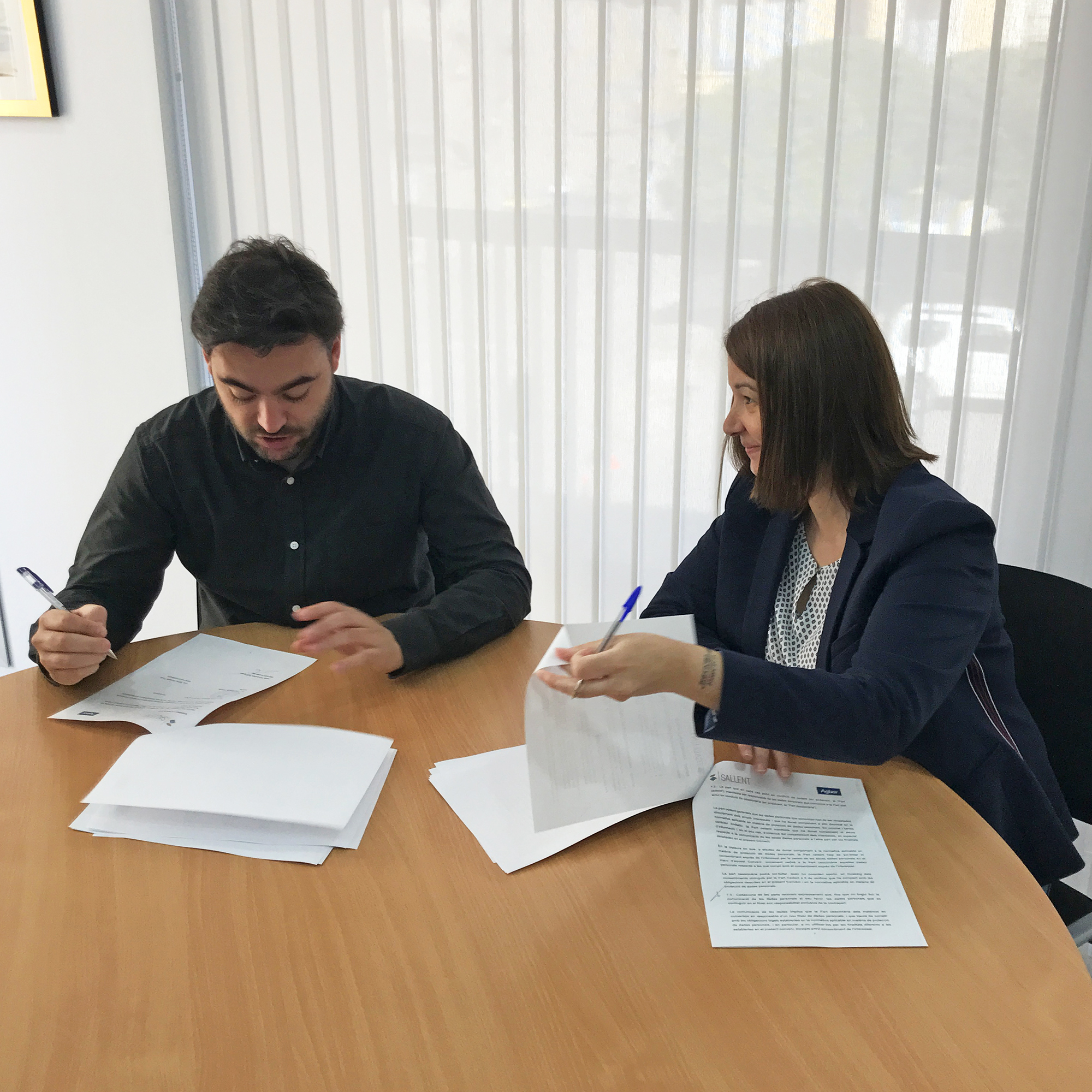 Signatura del conveni entre el consistori i Agbar (l'alcalde Oriol Ribalta i la gerent territorial a la Catalunya Central, Esther Guirado)