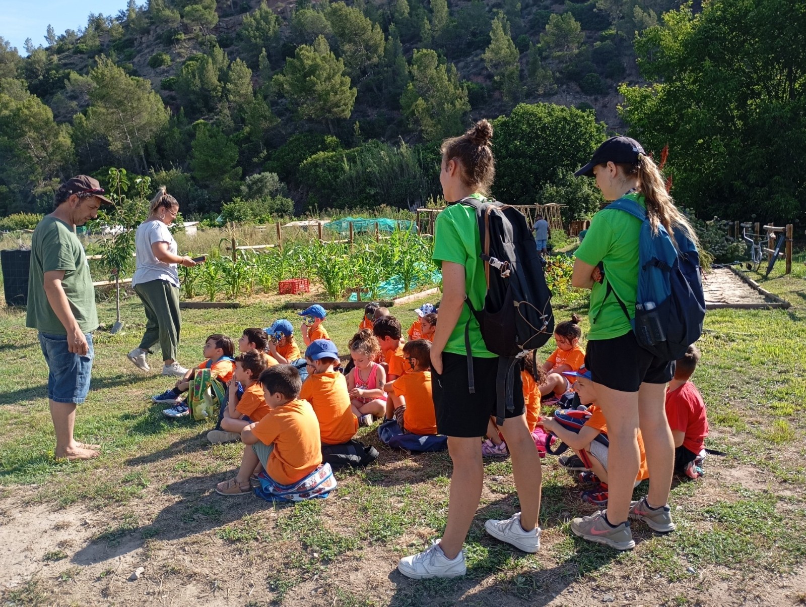 El Casal d'estiu de Sallent visita el projecte 'l'Hort és de totes'